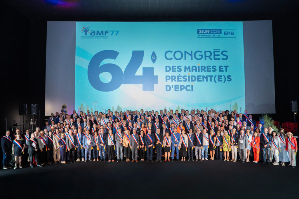 Photo de groupe des maires et président(e)s d’EPCI au 64ème Congrès de l’AMF77